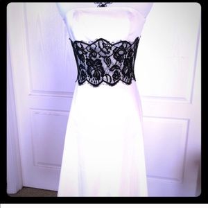 Beautiful dress. From Whit House Black Market.